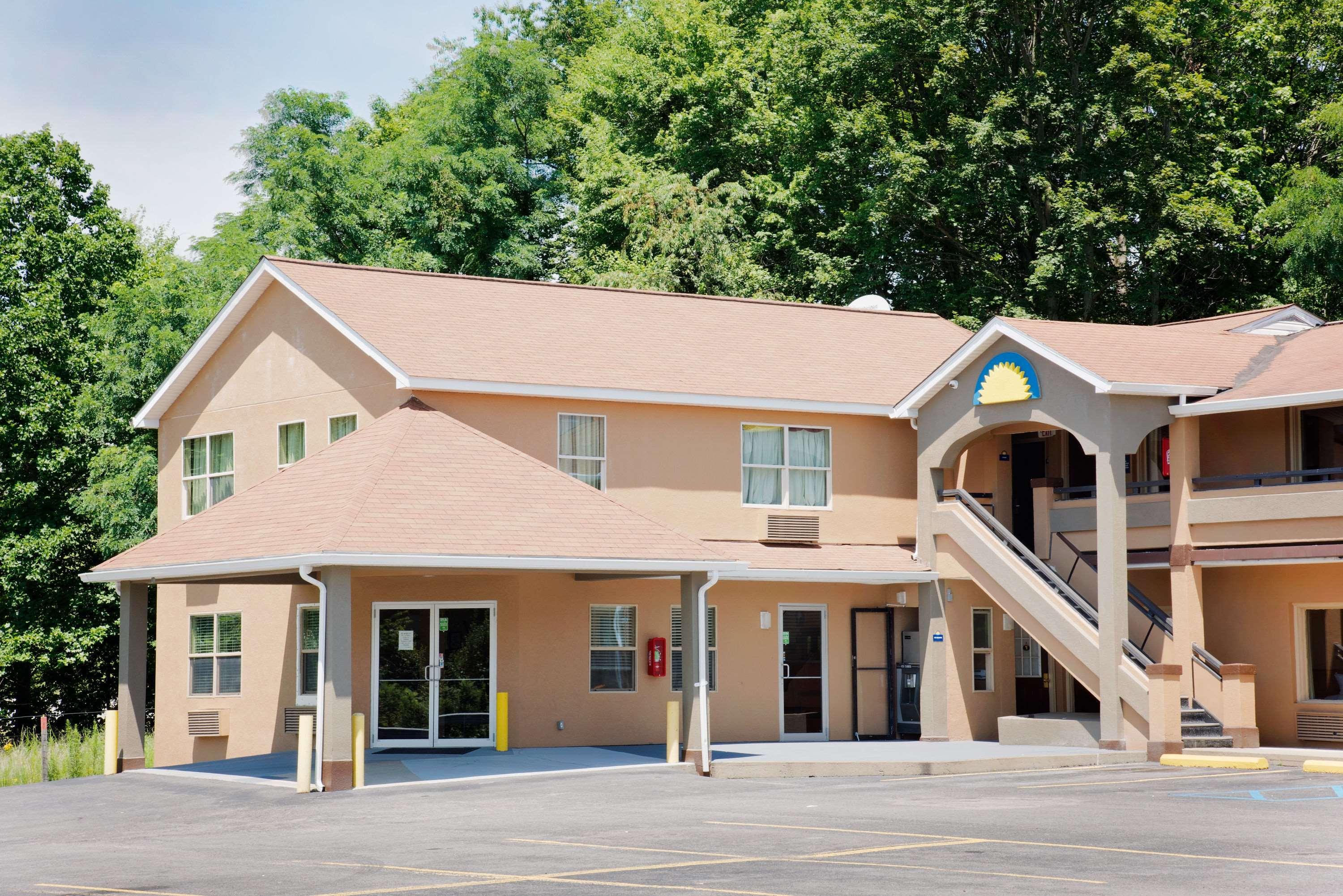 Days Inn By Wyndham Fairmont Exterior foto