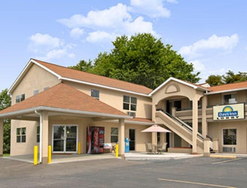 Days Inn By Wyndham Fairmont Exterior foto