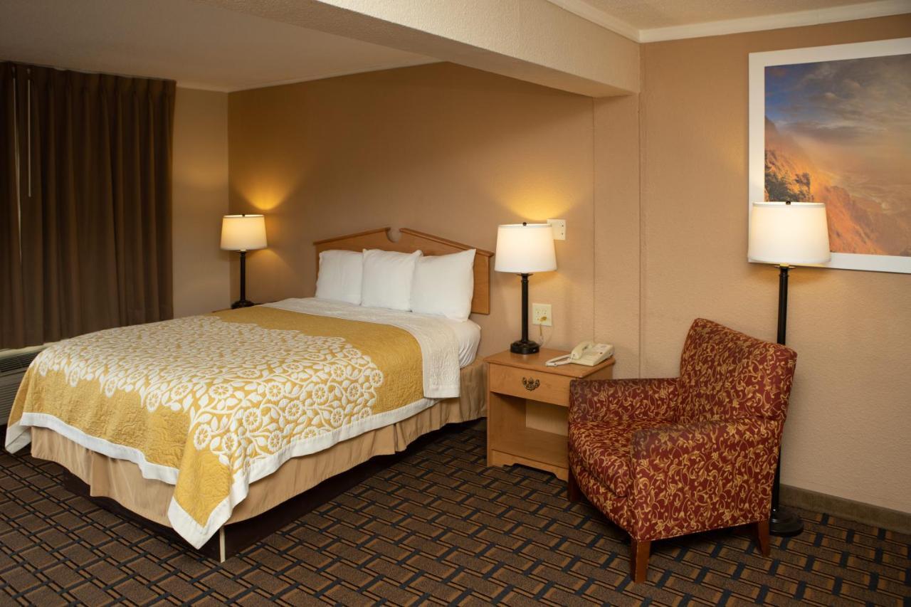 Days Inn By Wyndham Fairmont Exterior foto