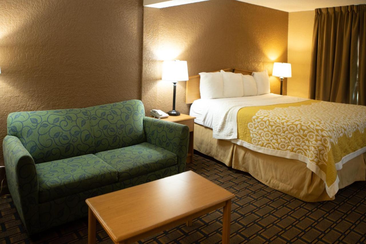 Days Inn By Wyndham Fairmont Exterior foto