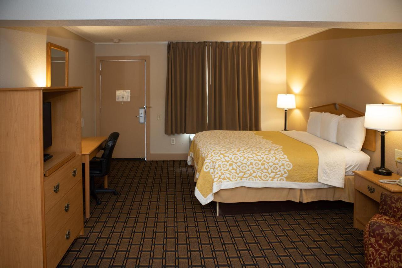 Days Inn By Wyndham Fairmont Exterior foto